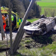 Auto přerazilo telefonní sloup a převrátilo se