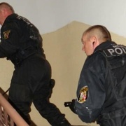 Malé dítě uvěznilo maminku i s její kamarádkou na balkoně