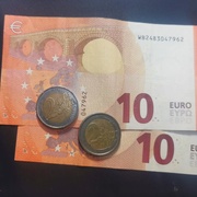 Žena zaplatila jeden a půl milionu korun, získala za to 24 eur