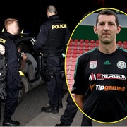 Prvoligový fotbalista řídil opilý a jeho spolujezdec se chtěl prát s policií
