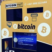 Policisté si všimli ženy, právě když cpala do bitcoinmatu téměř milion