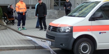 Vichr srazil stožár přímo na sanitku, u Babylonu zase spadl strom na vlak