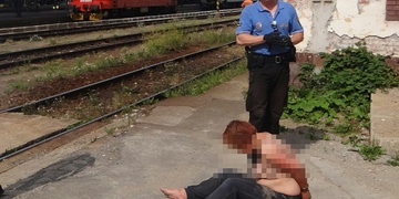 Nechutný striptýz na nádraží i napadení strážníka