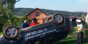 Po střetu dvou aut se jedno převrátilo na střechu