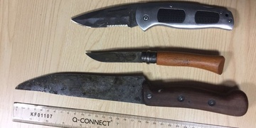 Ve snaze oloupit kolemjdoucího ho bodl do zad