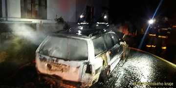 Auto někdo zapálil úmyslně