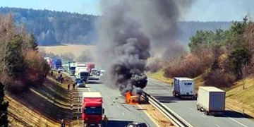 Dálnice D5 je uzavřena - po nehodě zde hoří auto