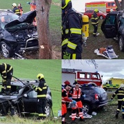 Vážná nehoda u Kozolup, vozidlo začalo po nárazu do stromu hořet