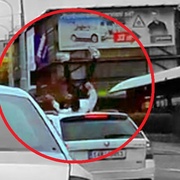 Dobíhal tramvaj a smetlo ho auto