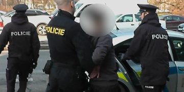 Žena starce škrtila až dokud neupadl do bezvědomí