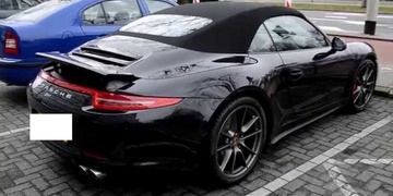 Mladík na cabriu Porsche prořízl střechu a vlezl dovnitř