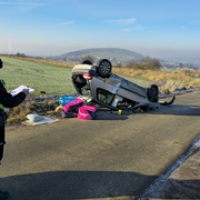 Auto po smyku skončilo na střeše