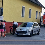 Nepozorná řidička srazila dva cyklisty