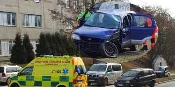 Pozor, v ulici Edvarda Beneše je převrácené vozidlo
