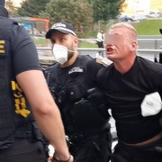 Agresor napadl několik lidí, posledního muže zbil uprostřed rušné ulice