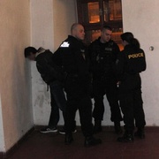 Před strážníky hodil po sokovi košem
