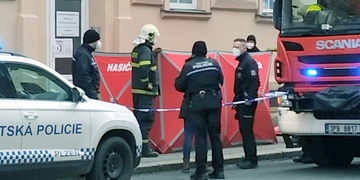 Na Slovanech na ulici nalezli mrtvého muže