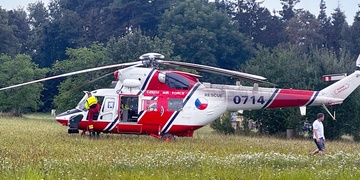 Střet osobního vozu s motorkářem, na místě čtyři zranění, z toho dva velmi vážně