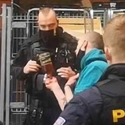 Zakrvácený agresivní muž v Plaze děsil nakupující