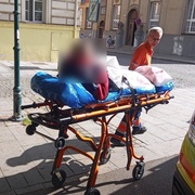 Muž zamořený hmyzem sténal na ulici a hnily mu nohy