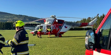 Kolaps ženy na zastávce, bohužel i přes veškerou snahu všech na místě zemřela
