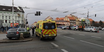 Střet vozů na Klatovské, zasahují zde všechny složky IZS