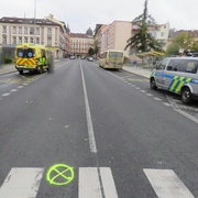 Sedmasedmdesátiletá řidička srazila chodkyni na přechodu