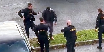 Osmdesátiletý muž s pistolí způsobil v obchodě značný rozruch