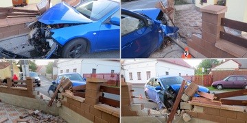 Opilý řidič zdemoloval hradbu domu