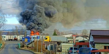 Požár dílny, na místě je jeden těžce popálený