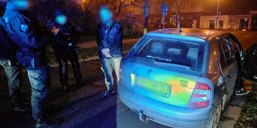 Opilý muž se zákazem řízení se s vozidlem vydal po chodníku