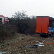 S nákladním vozem vyjel řidič ze silnice