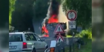 Tatra začala hořet za jízdy, pole od kombajnu