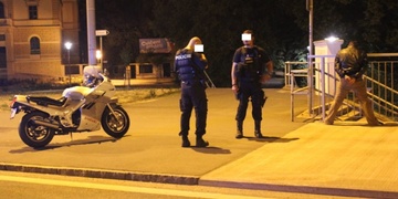 Policejní pronásledování motorkáře. Muži ve stokilometrové rychlosti spadl spolujezdec!
