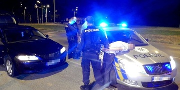 Nepoučitelný řidič skončil ve vazbě