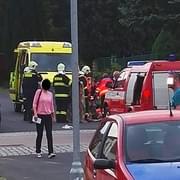 Cyklista na přechodu pro chodce vletěl pod auto, z místa ho musel transportovat vrtulník