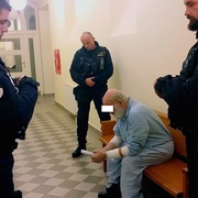Senior jde za zapálení ubytovny a smrt ženy do vazby