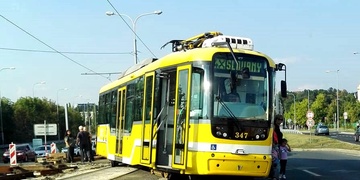 V Plzni na mostu mostu Generála Pattona vykolejila tramvaj