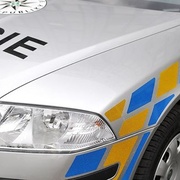 Po krádeži se pokusil přejet policistu autem