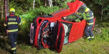 Řidič s téměř dvěma a půl promile se s vozem převrátil