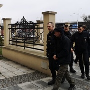 Prchajícího zloděje zastavila až hrozba zbraní