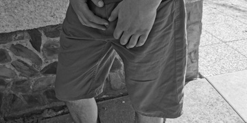 Ženě nejprve vyhrožoval napadením, pak vyndal penis a vymočil se před ní