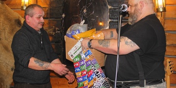 Karel Bobál převzal finanční dar na pomoc týraným zvířatům