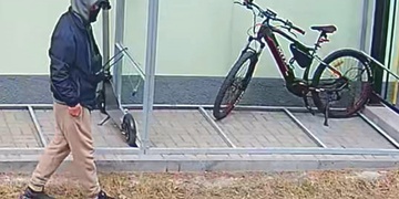 Policie pátrá po muži, který kradl na Nepomucku