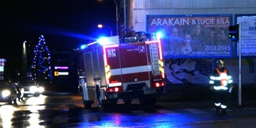 Další vozidlo v kolejích před Plazou