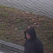 Policie zveřejnila fotografie pachatele ze včerejší loupeže - poznáte ho právě vy?