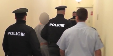 Bil jí, kopal a vyhrožoval basebalovou pálkou, nakonec jí pořezal