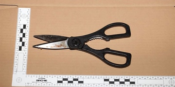 Mladík loupil ozbrojen nůžkami