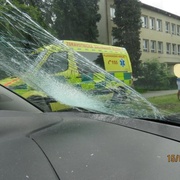 Cyklista vjel přímo pod auto