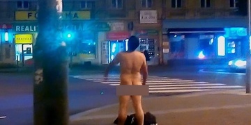 Po Plzni pobíhal nahý muž